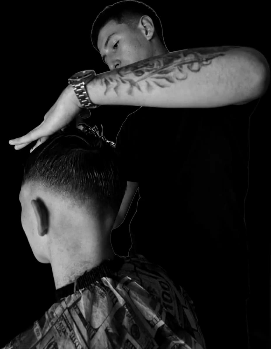 Barber FRKI tijekom šišanja provjerava teksturu na vrhu klijentove kose